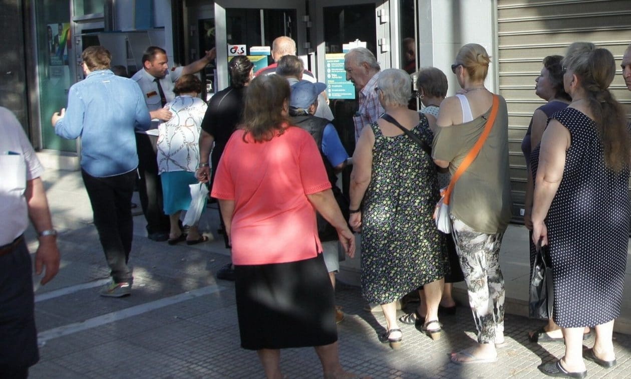 Συνταξιούχος κρατά χαρτιά με πληροφορίες για σύνταξη χηρείας και συντάξεις