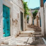 Κάρτα και κινητό με μήνυμα για το πρόγραμμα Τουρισμός για Όλους 2026 και voucher διακοπών