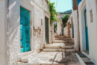 Κάρτα και κινητό με μήνυμα για το πρόγραμμα Τουρισμός για Όλους 2026 και voucher διακοπών