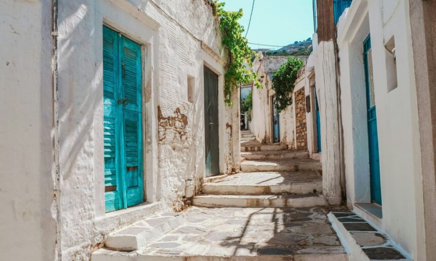 Κάρτα και κινητό με μήνυμα για το πρόγραμμα Τουρισμός για Όλους 2026 και voucher διακοπών