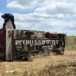 Ανετρεμμένο ημιφορτηγό σε χωράφι στην επαρχιακή οδό Θηβών-Νεοχωρακίου