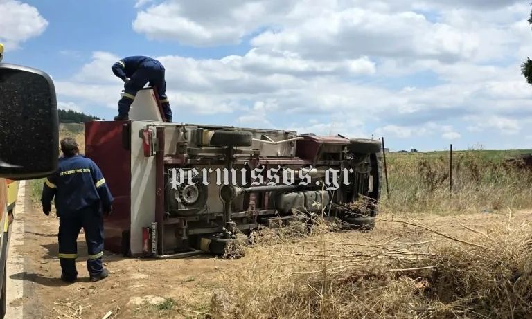 Ανετρεμμένο ημιφορτηγό σε χωράφι στην επαρχιακή οδό Θηβών-Νεοχωρακίου