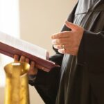 Ιερέας και εκκλησιαστικός χώρος σε στιγμιότυπο σχετικό με τις αποδοχές των Μητροπολιτών