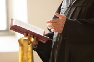 Ιερέας και εκκλησιαστικός χώρος σε στιγμιότυπο σχετικό με τις αποδοχές των Μητροπολιτών