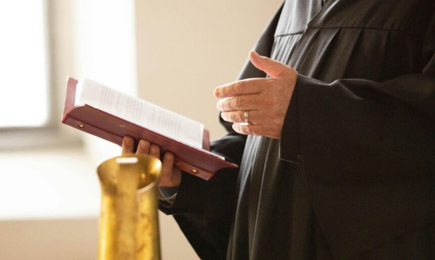 Ιερέας και εκκλησιαστικός χώρος σε στιγμιότυπο σχετικό με τις αποδοχές των Μητροπολιτών