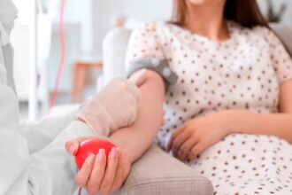 Παλιά φωτογραφία με γιατρούς και νοσοκομείο σχετική με την ιστορία της αιμοδοσίας στην Ελλάδα