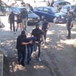 Άτομα έξω από το Δικαστικό Μέγαρο Θεσσαλονίκης, με ισχυρή αστυνομική παρουσία