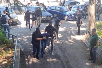 Άτομα έξω από το Δικαστικό Μέγαρο Θεσσαλονίκης, με ισχυρή αστυνομική παρουσία