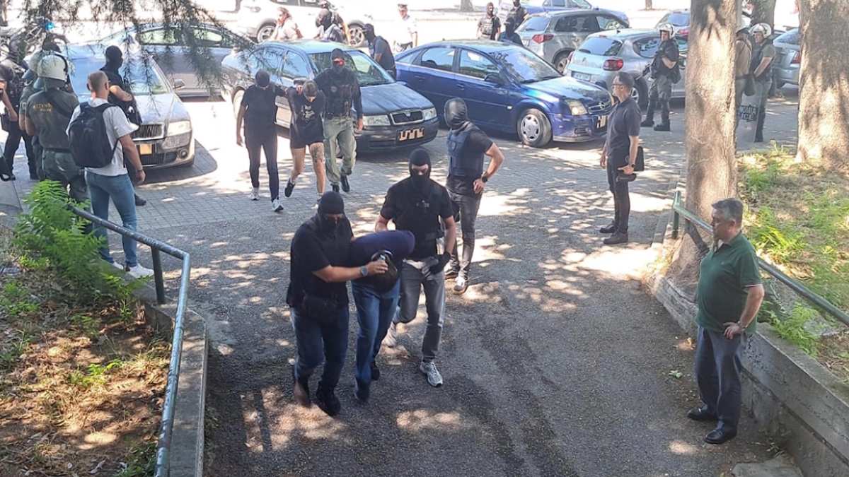 Άτομα έξω από το Δικαστικό Μέγαρο Θεσσαλονίκης, με ισχυρή αστυνομική παρουσία