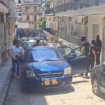 Αστυνομικοί της Αντιτρομοκρατικής έξω από διαμέρισμα στη Θεσσαλονίκη κατά τη διάρκεια έρευνας