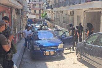 Αστυνομικοί της Αντιτρομοκρατικής έξω από διαμέρισμα στη Θεσσαλονίκη κατά τη διάρκεια έρευνας