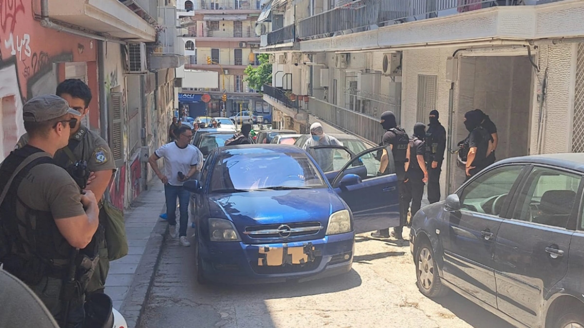 Αστυνομικοί της Αντιτρομοκρατικής έξω από διαμέρισμα στη Θεσσαλονίκη κατά τη διάρκεια έρευνας