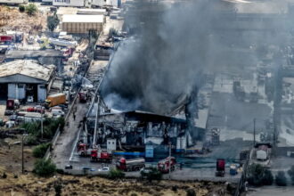 Καμένο συνεργείο φορτηγών στον Ασπρόπυργο μετά τη φωτιά και τις εκρήξεις