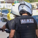 Αστυνομικό όχημα στο Χαλάνδρι μετά τη σύλληψη υπαλλήλου περιπτέρου
