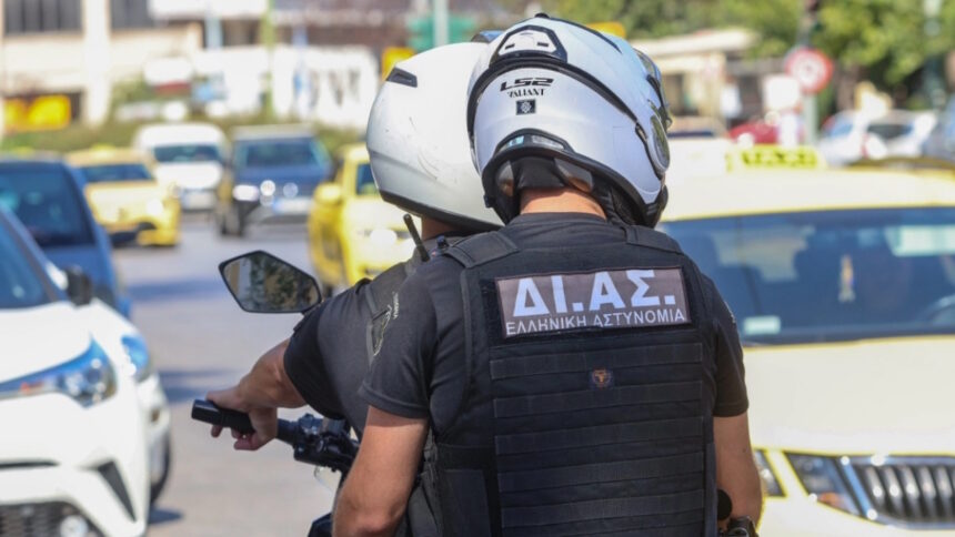 Αστυνομικό όχημα στο Χαλάνδρι μετά τη σύλληψη υπαλλήλου περιπτέρου