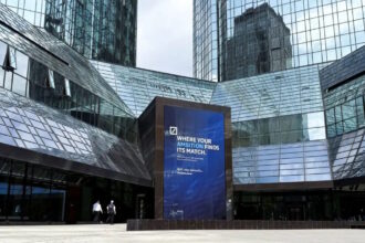 Έδρα της Deutsche Bank στη Φρανκφούρτη κατά τη διάρκεια έρευνας των γερμανικών αρχών