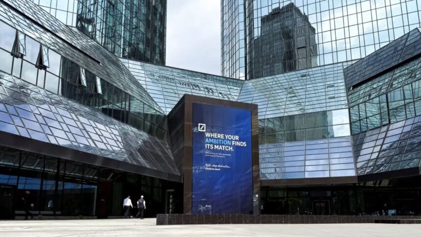 Έδρα της Deutsche Bank στη Φρανκφούρτη κατά τη διάρκεια έρευνας των γερμανικών αρχών