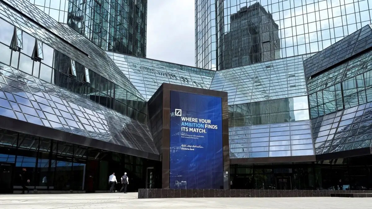 Έδρα της Deutsche Bank στη Φρανκφούρτη κατά τη διάρκεια έρευνας των γερμανικών αρχών
