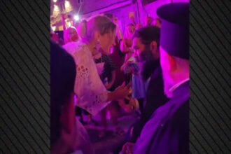 Η Νατάσσα Μποφίλιου τραγουδά μαζί με ιερέα σε συναυλία της ανάμεσα στο κοινό