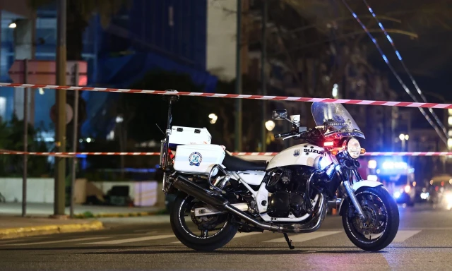 Αστυνομικές δυνάμεις έξω από δικηγορικό γραφείο στο κέντρο της Αθήνας