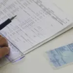 Παλιά ελληνική αστυνομική ταυτότητα πάνω σε έγγραφα