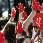 Διαμαρτυρία για τη γυναικοκτονία με πανό σε δημόσιο χώρο