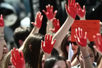 Διαμαρτυρία για τη γυναικοκτονία με πανό σε δημόσιο χώρο