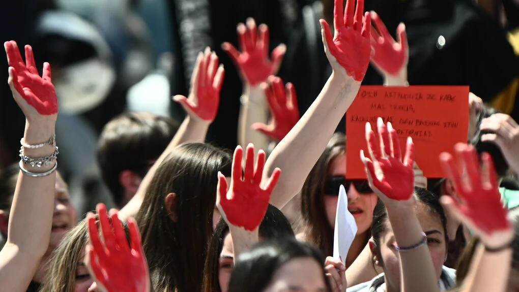 Διαμαρτυρία για τη γυναικοκτονία με πανό σε δημόσιο χώρο