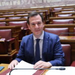 Ο Παναγιώτης Δουδωνής τραγουδά σε ταβέρνα με ζωντανή μουσική