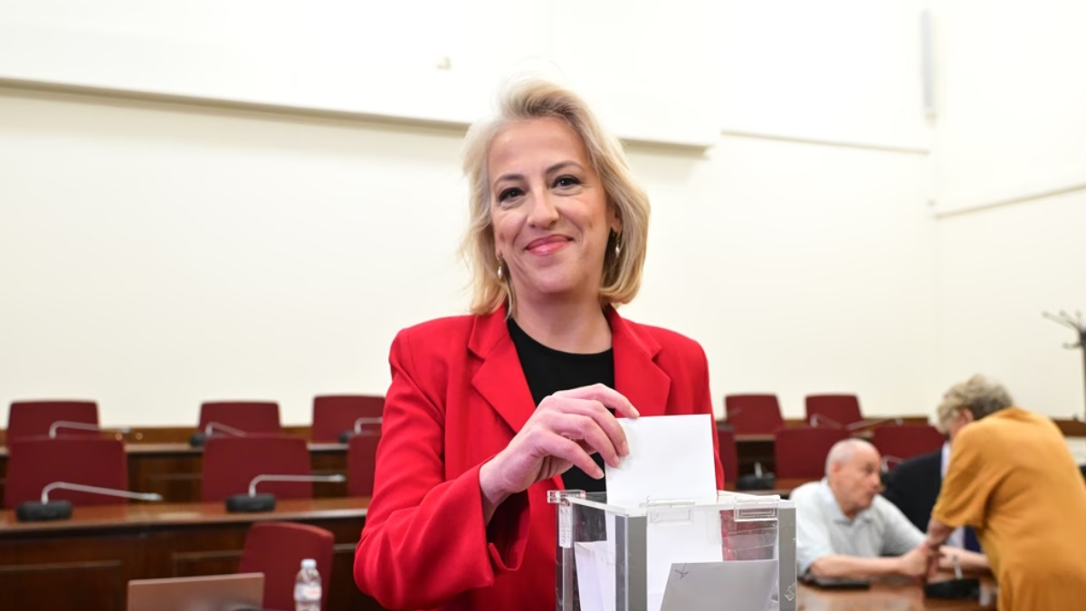 Η Ρένα Δούρου στη συνεδρίαση του ΣΥΡΙΖΑ μετά την εκλογή της στην προεδρία της Κοινοβουλευτικής Ομάδας
