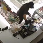 Ληστής εισβάλλει σε ζαχαροπλαστείο στη Νίκαια και απειλεί την πωλήτρια
