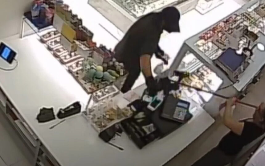 Ληστής εισβάλλει σε ζαχαροπλαστείο στη Νίκαια και απειλεί την πωλήτρια