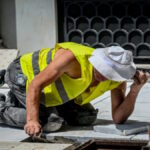 Εργαζόμενοι σε εξωτερικό χώρο κάτω από έντονη ζέστη στη Φθιώτιδα
