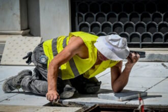 Εργαζόμενοι σε εξωτερικό χώρο κάτω από έντονη ζέστη στη Φθιώτιδα