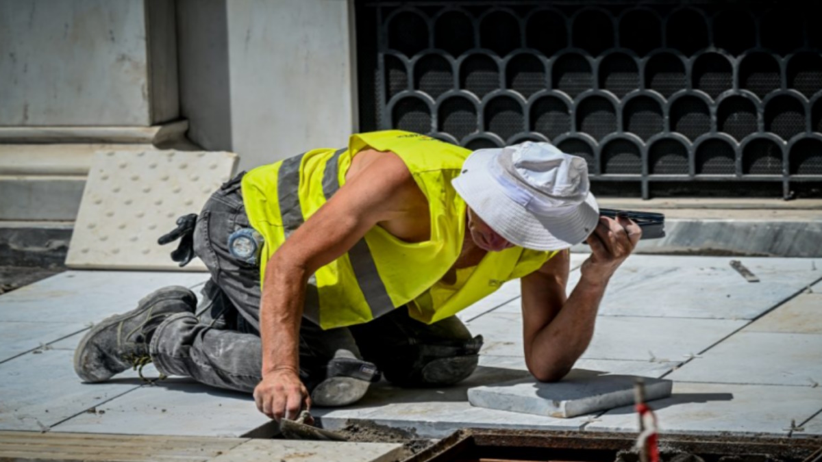 Εργαζόμενοι σε εξωτερικό χώρο κάτω από έντονη ζέστη στη Φθιώτιδα