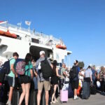 Αυξημένη κίνηση επιβατών και οχημάτων στο λιμάνι του Πειραιά κατά την έξοδο των αδειούχων