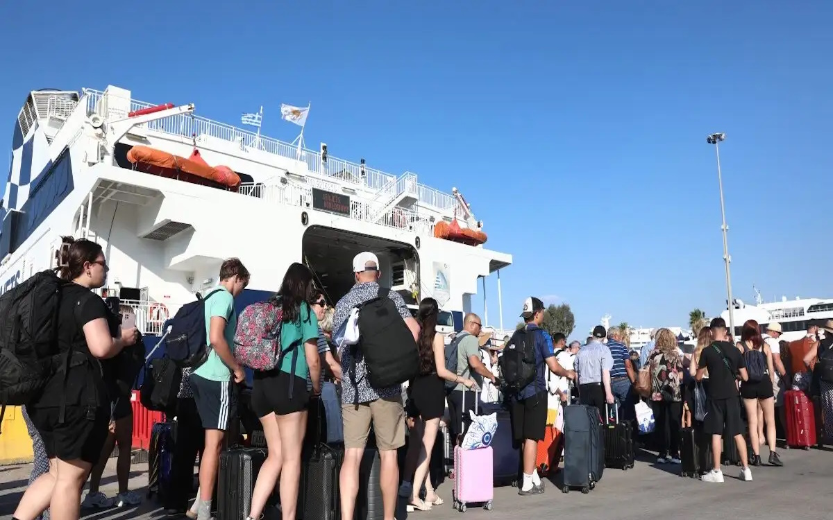 Αυξημένη κίνηση επιβατών και οχημάτων στο λιμάνι του Πειραιά κατά την έξοδο των αδειούχων