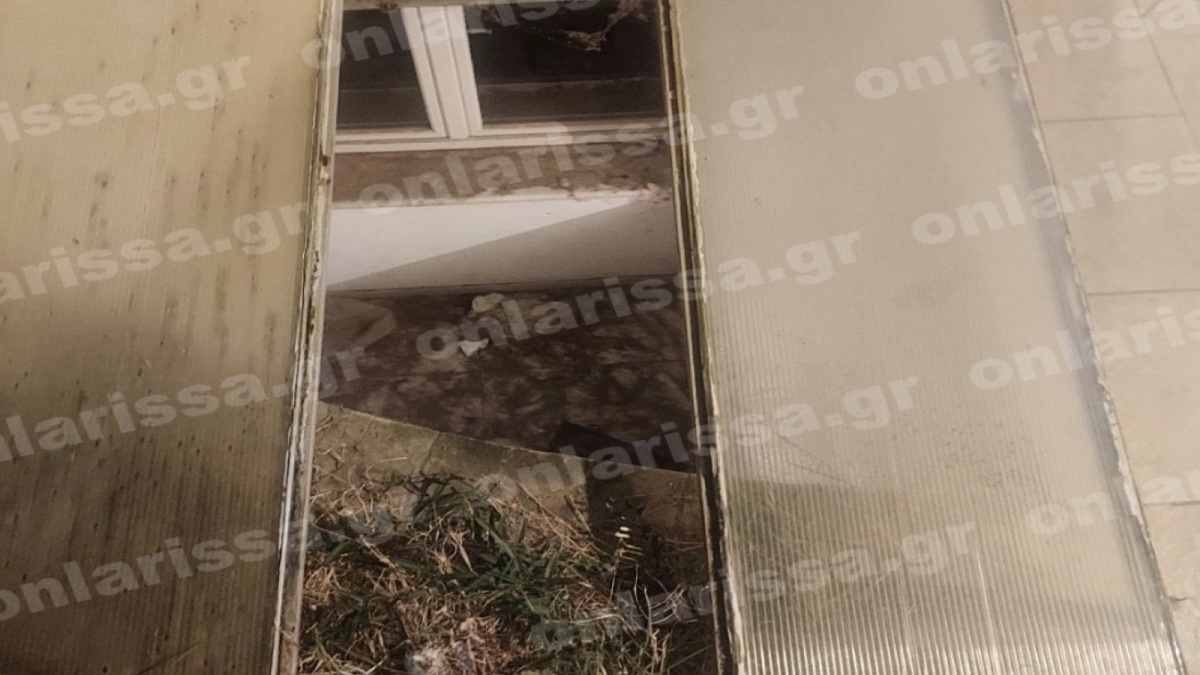 Φωταγωγός σε πολυκατοικία στη Λάρισα όπου σημειώθηκε το ατύχημα με τον ιερέα