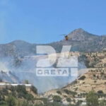 Πυροσβεστικό όχημα σε επιχείρηση κατάσβεσης φωτιάς στην Ιεράπετρα κοντά στα Μπραμιανά