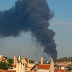Πυροσβεστικά οχήματα επιχειρούν σε φωτιά σε επιχείρηση στον Ασπρόπυργο
