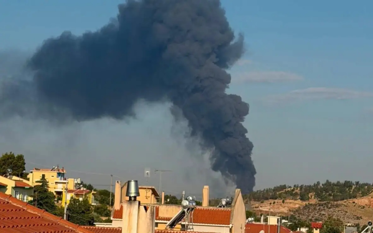 Πυροσβεστικά οχήματα επιχειρούν σε φωτιά σε επιχείρηση στον Ασπρόπυργο