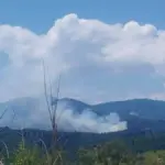 Πυροσβεστικά οχήματα και εναέρια μέσα επιχειρούν σε φωτιά κοντά στα Βασιλικά Κέρκυρας