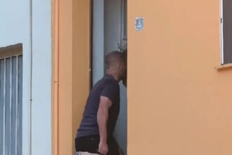 Αστυνομικές έρευνες έξω από πολυκατοικία στο Γαλάτσι μετά τον θάνατο 80χρονου μέσα στο σπίτι του