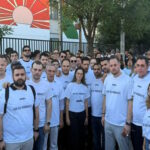 Συγκέντρωση στελεχών και φίλων της ΝΔ έξω από το Ιπποκράτειο Νοσοκομείο στη Θεσσαλονίκη