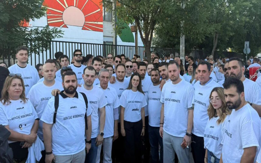 Συγκέντρωση στελεχών και φίλων της ΝΔ έξω από το Ιπποκράτειο Νοσοκομείο στη Θεσσαλονίκη