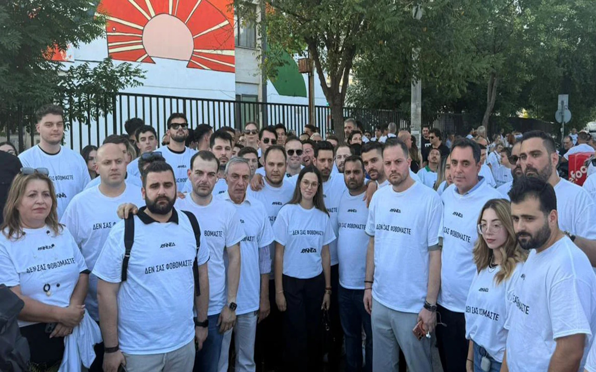 Συγκέντρωση στελεχών και φίλων της ΝΔ έξω από το Ιπποκράτειο Νοσοκομείο στη Θεσσαλονίκη