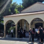 Συγγενείς και φίλοι στην κηδεία του δικηγόρου Σταύρου Γεωργίου στο Γ’ Κοιμητήριο Αθηνών στη Νίκαια