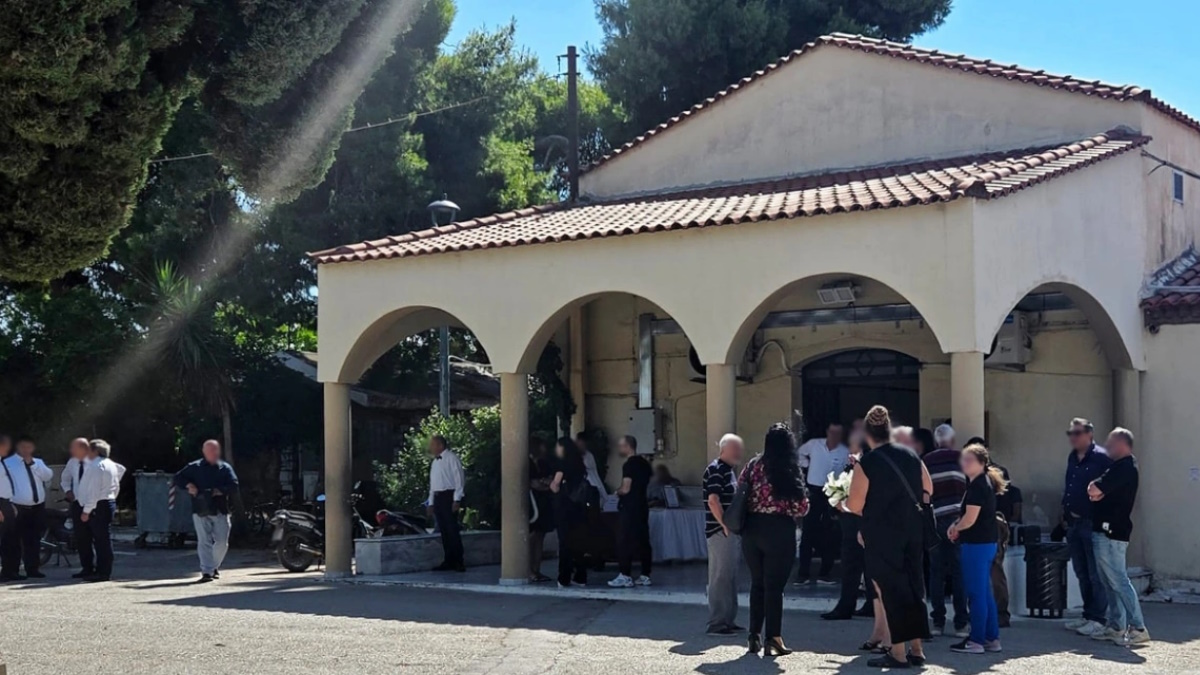 Συγγενείς και φίλοι στην κηδεία του δικηγόρου Σταύρου Γεωργίου στο Γ’ Κοιμητήριο Αθηνών στη Νίκαια