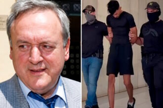 Περιπολικά και αστυνομικοί στο σημείο της υπόθεσης του Σταύρου Γεωργίου στην Αθήνα