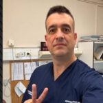 Γιατρός και νοσηλευτικό προσωπικό στο νοσοκομείο Καστοριάς κατά τη διάρκεια της διακομιδής του 4χρονου